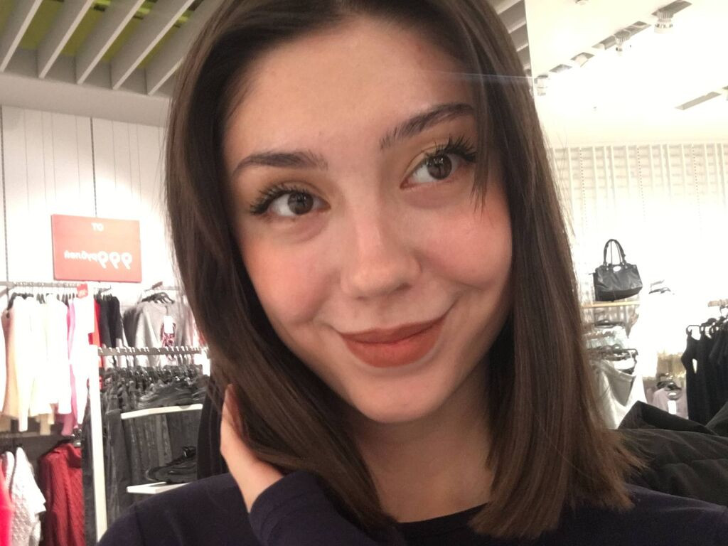 AdalineFrush LiveJasmin