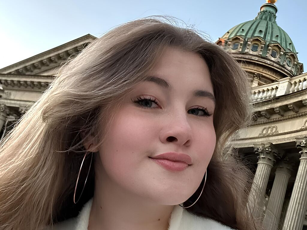 AdelaLingardo LiveJasmin