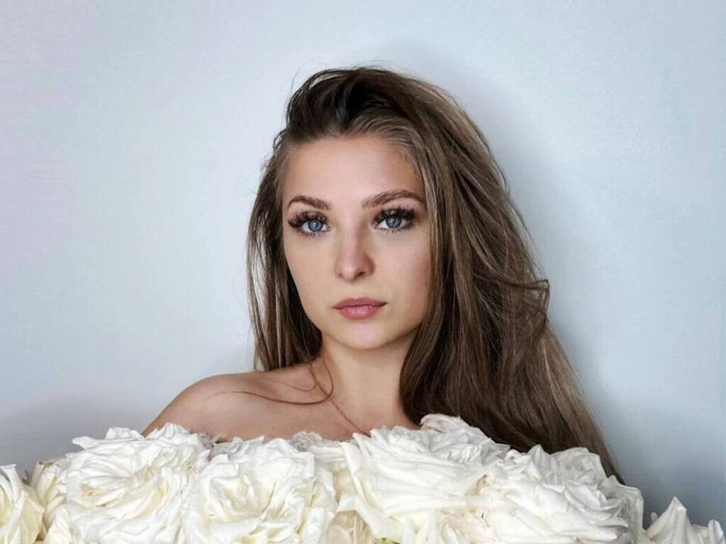 AdellaRoss LiveJasmin