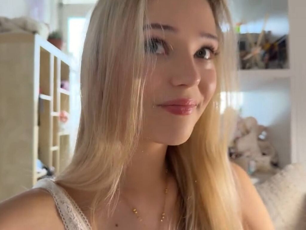 CoreneSandavol LiveJasmin