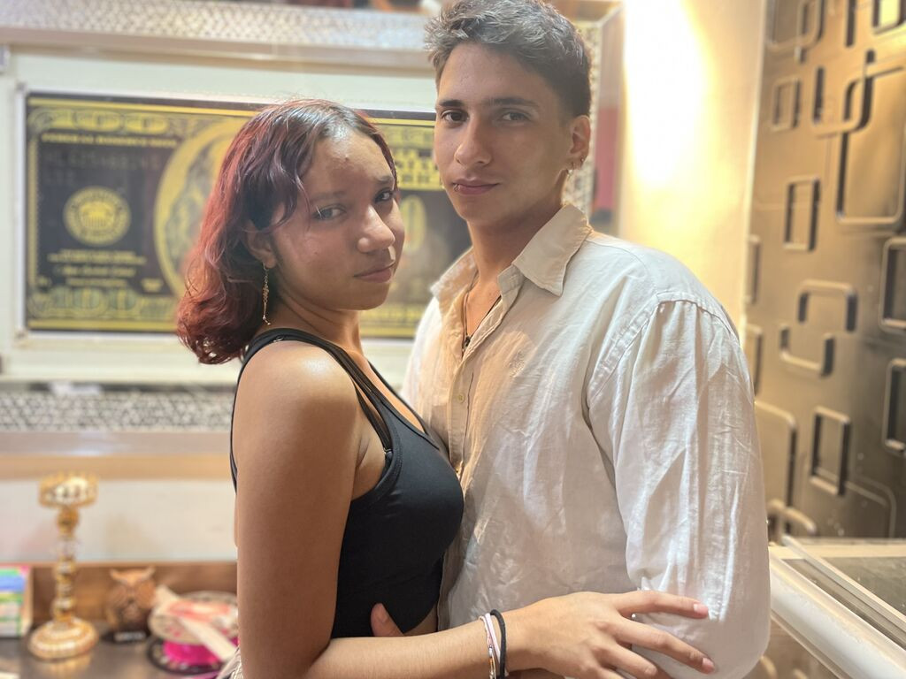 CrisAndLaura LiveJasmin