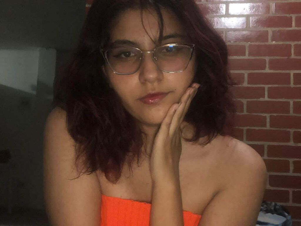 EmilyRoar LiveJasmin