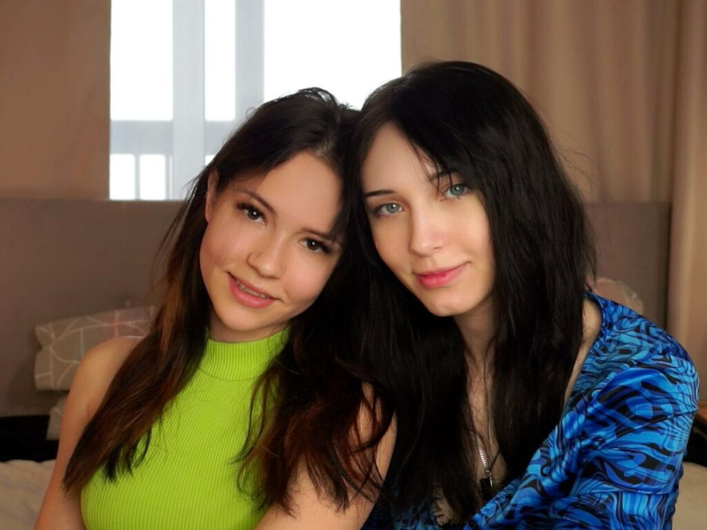 FloraAndLorna LiveJasmin