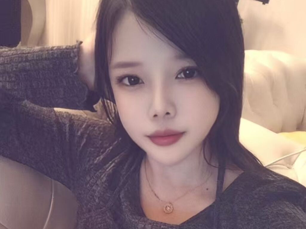 GuanshiXiwen Desnudo