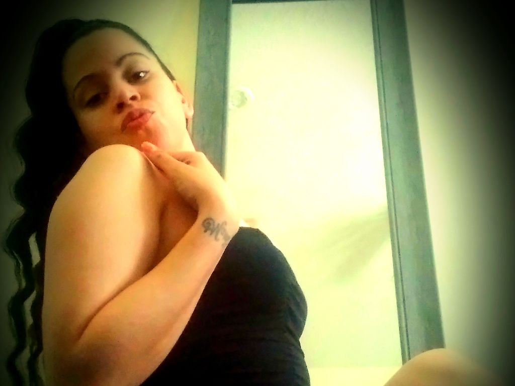 LatinaChampagne LiveJasmin