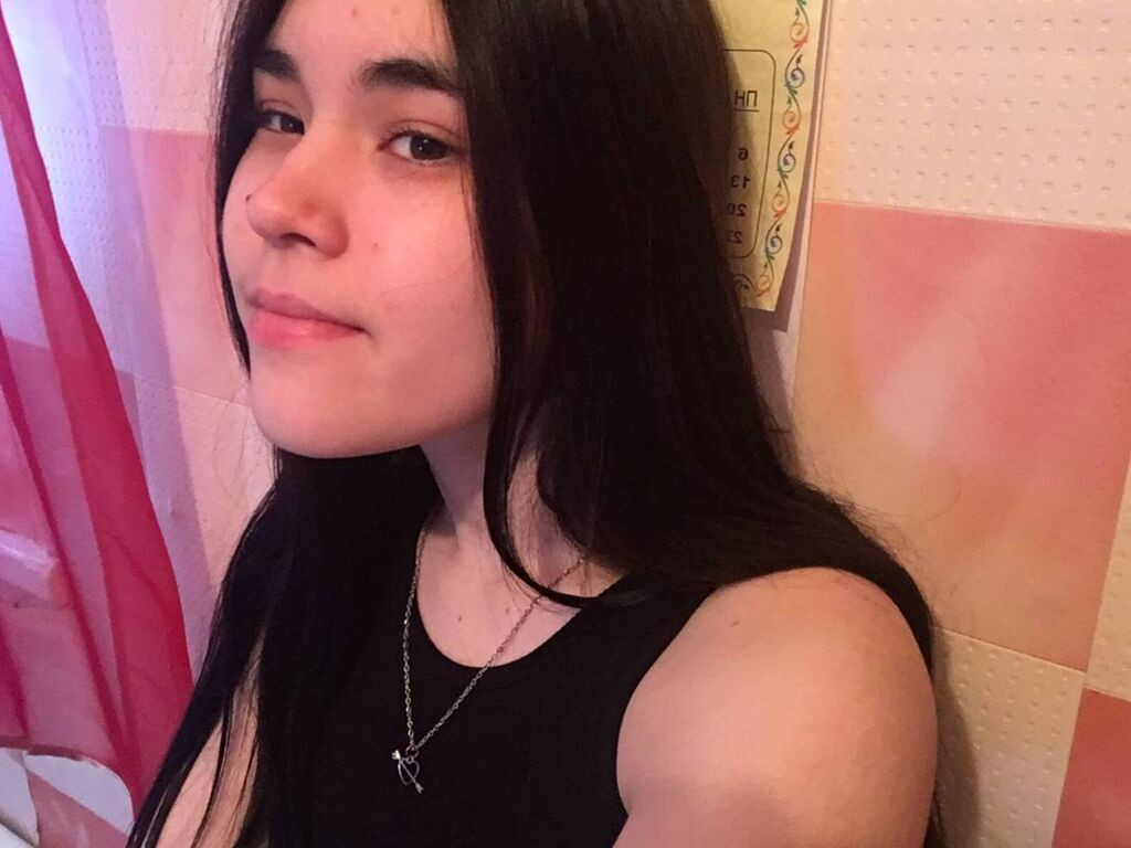 LaurettaWhile LiveJasmin