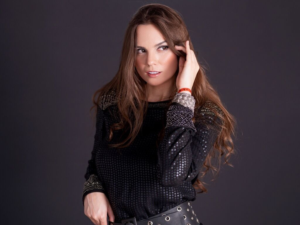 LouiseAlone LiveJasmin