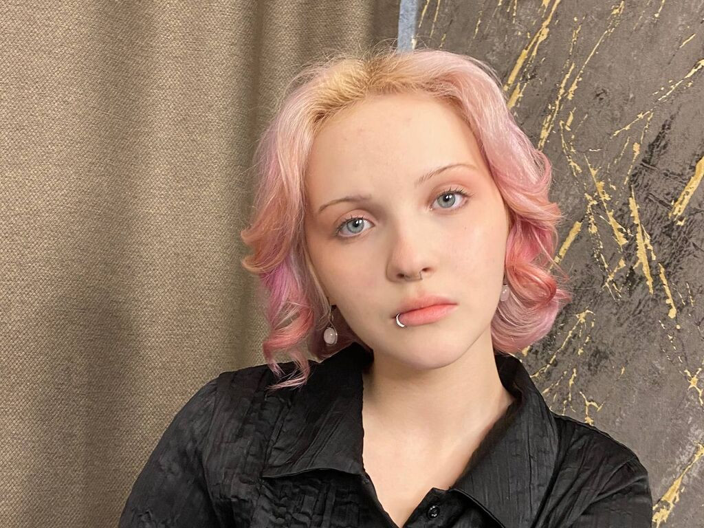 LouveniaNemitz LiveJasmin