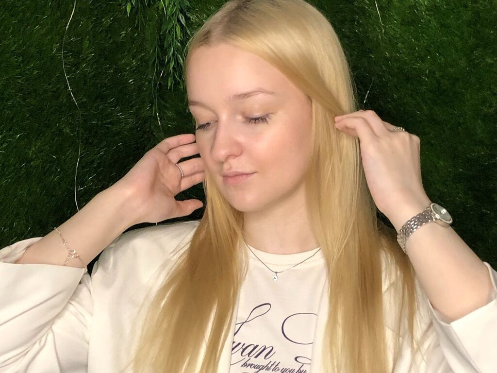 MadalineStehlik Nude