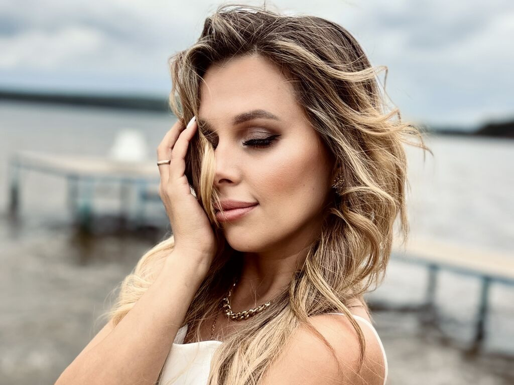 RinaJolie LiveJasmin