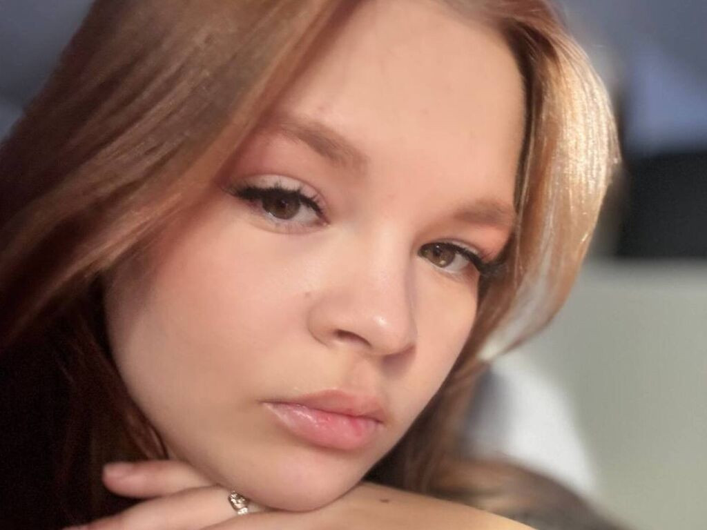 RoselynPouch LiveJasmin