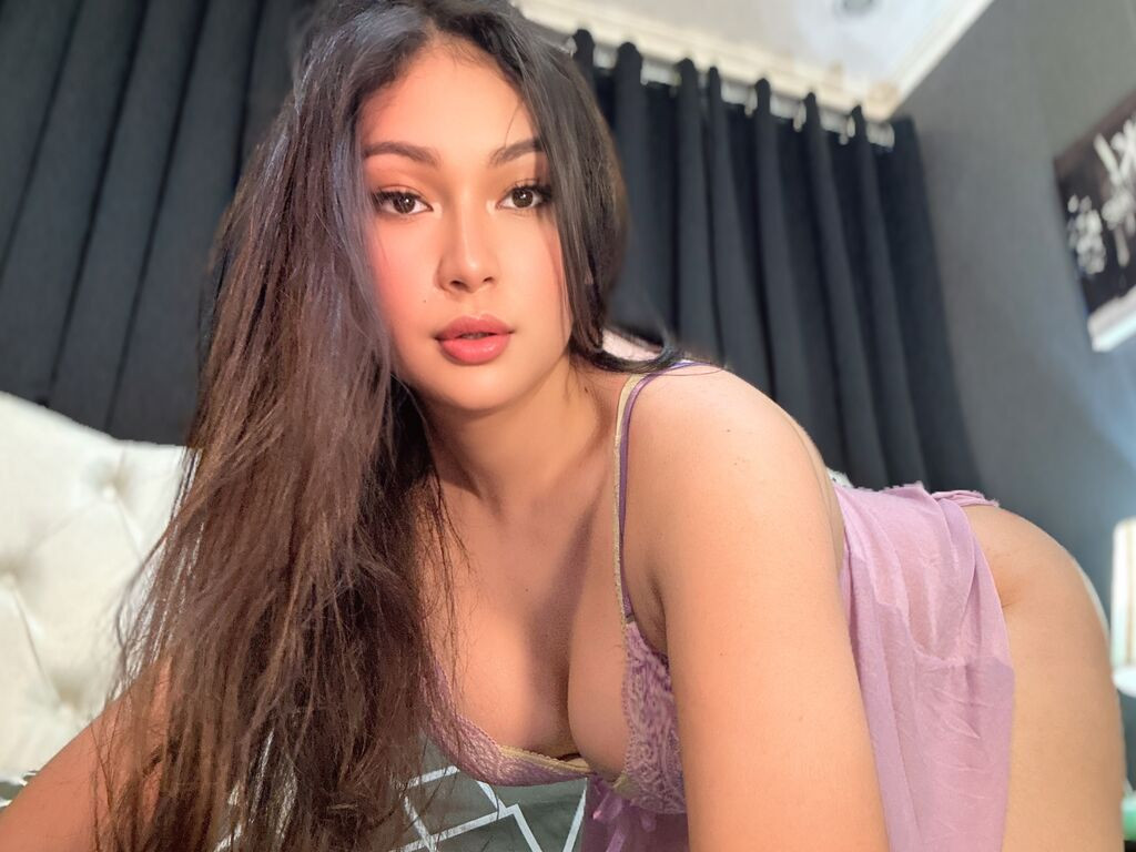 SaucyMia LiveJasmin