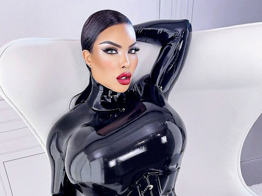 ShineSabrina Desnudo