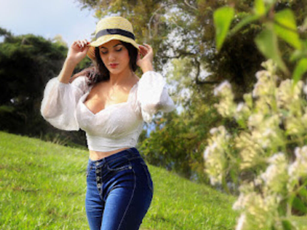 ThanaRouge LiveJasmin