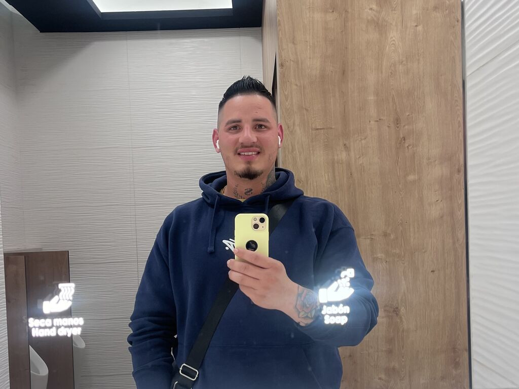 YoucefThompson Desnudo