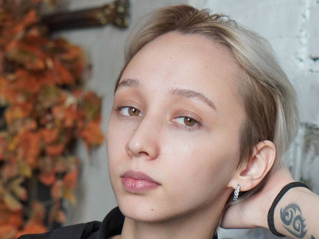 YuetteFreuden LiveJasmin