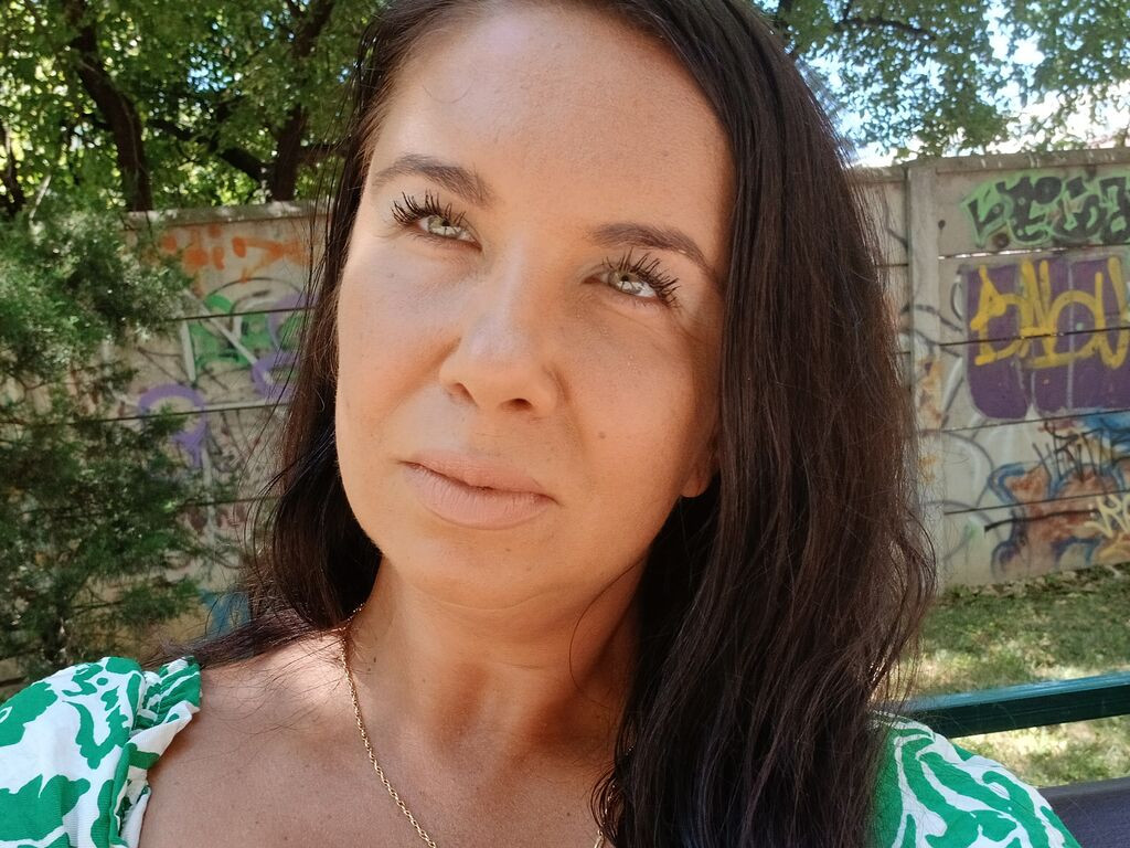 YvonnaElena LiveJasmin